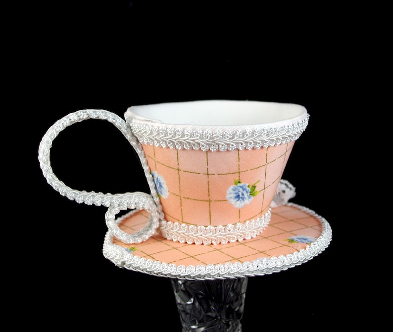 Lattice de rose bleu blanc et pêche avec le chapeau de fascinateur de tasse de tasse de coeur de biscuits de coeur, Alice au pays des merveilles Mad Hatter Tea Party, chapeau de derby image 5