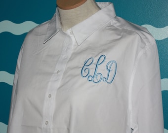Ladies Fit Monogrammed Button Up shirt - Plus Size monogrammed shirt - Wedding Party Gift - Ladies long sleeve Oxford shirt - Monogram shirt