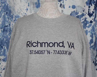 Sudadera personalizada de coordenadas de ciudad - camisa de cuello redondo - sudadera bordada con nombre de ciudad y coordenadas