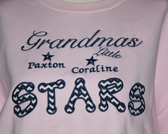 Sudadera Grandma Little Stars - Regalo para la abuela - Camisa personalizada de abuelos - Camisa de jersey - Lista de nietos - Cuello redondo personalizado