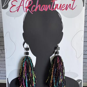 Boucles d&#39;oreilles colorées en fil.  Un arc-en-ciel de couleurs raffiné.  Légères, boucles d&#39;oreilles.