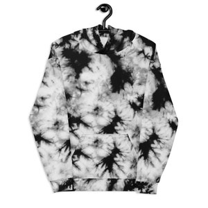 Może przedstawiać: Czarno-biała bluza z kapturem w stylu tie-dye z dużą kieszenią kangurką. Bluza ma kaptur ze sznurkiem i długie rękawy.
