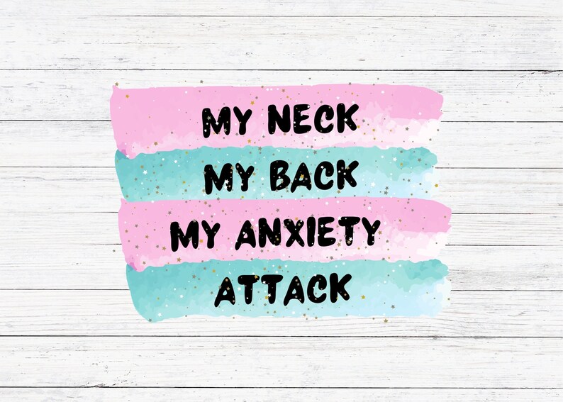 K&ouml;nnte beinhalten: Digitaler Kunstdruck auf wei&szlig;em Holzgrund. Der Text "MY NECK, MY BACK, MY ANXIETY, ATTACK" ist in Schwarz geschrieben und &uuml;bereinander gestapelt. Der Text befindet sich auf rosa und t&uuml;rkisfarbenen Aquarellpinselstrichen.