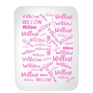 Può includere: Coperta per bambini bianca con il nome "Willow" ripetuto in rosa in un carattere stilizzato. Il nome è disposto in un motivo sparso su tutta la superficie della coperta.