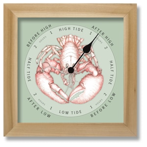 Peut inclure: Une horloge à marée en bois avec un motif de homard. Le cadran de l'horloge est vert et a une aiguille noire pointant vers l'heure. Le cadran de l'horloge est étiqueté avec "Avant la haute mer", "Pleine mer", "Après la haute mer", "Demi-marée", "Après la basse mer", "Basse mer", et "Avant la basse mer".