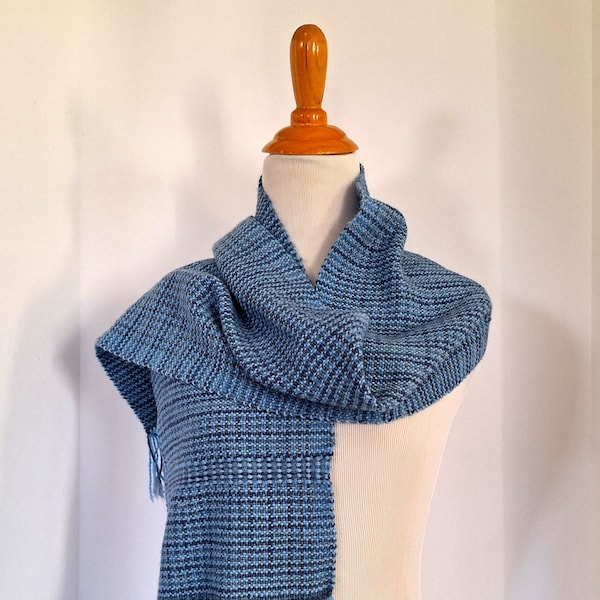 Handgeweven lichtgewicht wollen sjaal, houndstooth-ruitmotief, uiteinden met franjes, blauw en grijs, OOAK item cadeau-idee, nekverwarmende jasdemper