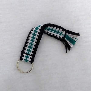 Ręcznie tkana bawełniana smycz na nadgarstek: brelok w kolorze zielonym, białym i czarnym