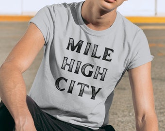 マイル・ハイ・シティ・デンバー - ユニセックス・ソフトスタイルTシャツ - コロラドTシャツ 男性、女性、クリスマス、誕生日へのギフト