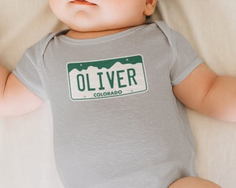 PERSONALIZED Colorado Nummernschild Body - Custom Strampler für Säuglinge - Made-to-order Baby Geschenk - Neues Baby, Baby Shower, Weihnachten, Geburtstag