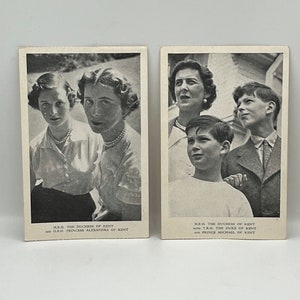 TRH Duchesse de Kent, princesse Alexandra de Kent, duc de Kent et prince Michael de Kent - Deux vraies cartes postales avec photographie