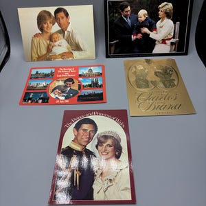 Lot de trois cartes postales vintage de SAR le prince Charles (tel qu'il était alors) maintenant le roi Charles et la princesse Diana