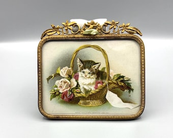 アンティークのビクトリア朝時代のバスケットに入った子猫のミニチュアクロモリトグラフ