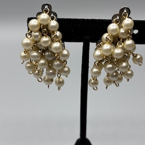 Sweet Vintage Faux Pearl Cha Cha Cha Drop Clip Earrings