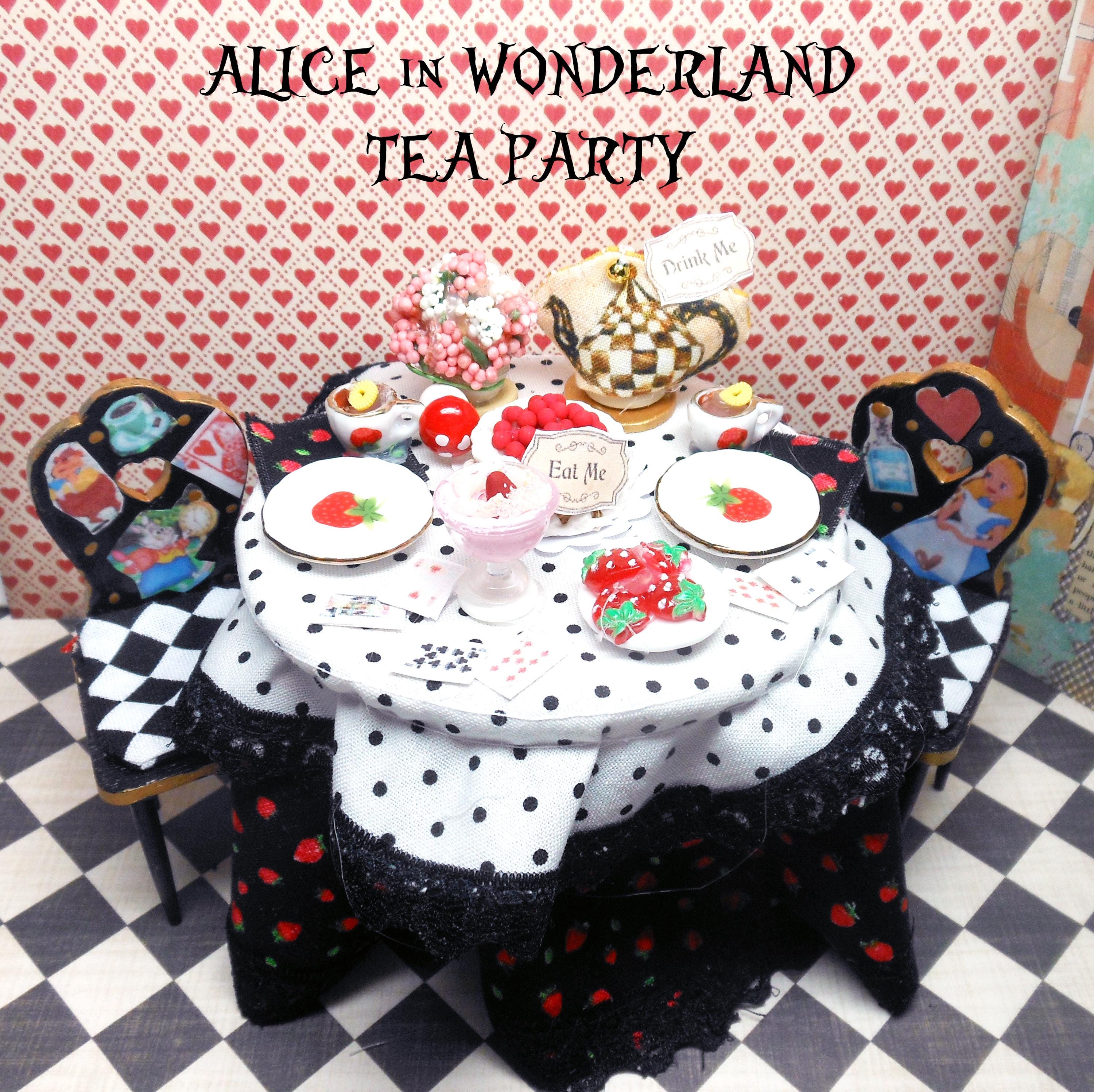 Talking Tables Lot De 50 Décorations De Fête Alice Au Pays Des Merveilles Mad Hatter Tea Birthday Pour Enfants Ou Adultes, Banderole, 16 X Assiettes, Serviettes, Tasses, Vaisselle Pour Fête Prénatale