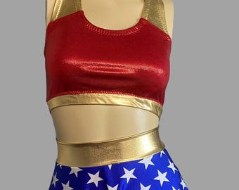Top esportivo e saia de super-heroína