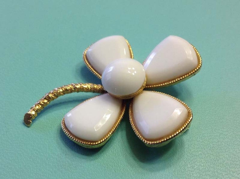 Lovely CAPRI White Glass 4-leaf Clover Brooch in Florentine - Etsy