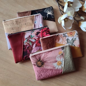 Dragkedjaförsedd kuvertväska, presentidé, blommönstrad kuvertväska, inlägg i konstläder och naturligt ananastyg från Piñatex