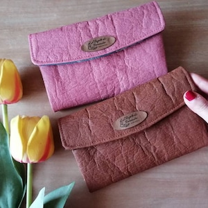 Cartera de mujer en Piñatex tela la piña - interior en tela vegana con estampado de cartera