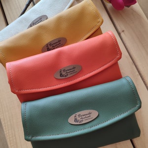 Cartera grande de mujer en ecopiel - interior de tela estampada