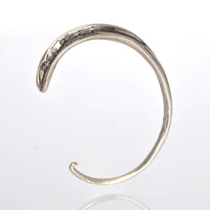 Oxidiertes Silber Manschette Armband: Fischgräte Textur, Organisches Design