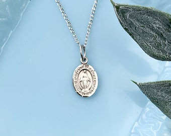 Delicado collar de medalla milagrosa de plata esterlina, joyería católica