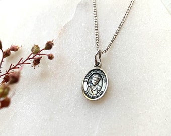 Collar pequeño de San Carlos Acutis - Collar minimalista de plata de ley - Delicada joya católica de reliquia - Regalo para ella - RCIA