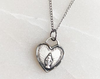 Collar con colgante de medalla milagrosa en forma de corazón - Collar minimalista pequeño de plata de ley - Delicada joyería católica de reliquia - Regalo para ella