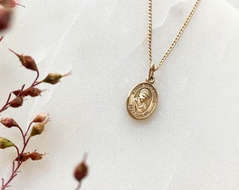 Collar pequeño de San Carlos Acutis: delicada joyería católica bañada en oro de 14 kt