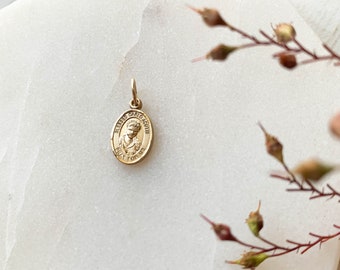 Medalla pequeña del Beato Carlo Acutis – Colgante católico bañado en oro de 14 kt