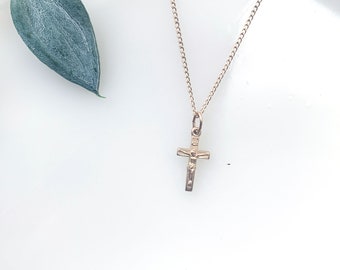 Delicado collar con crucifijo chapado en oro de 14 kt, pequeña cruz católica