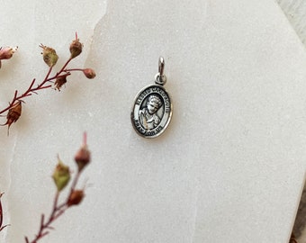 Medalla del Beato Carlo Acutis - Plata de ley - Colgante minimalista católico de reliquia - Patrón de Internet y la Juventud