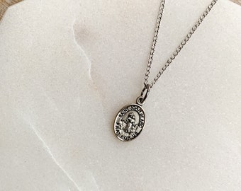 Delicado collar con medalla de Santa Juana de Arco, patrona de Francia, soldados, prisioneros y jóvenes. Joyería católica minimalista. Regalo ideal para la Confirmación.