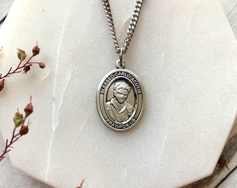 Collar grande de San Carlo Acutis - Colgante de plata de ley - Joyería católica de reliquia - Patrón de internet y la juventud - Regalo para él