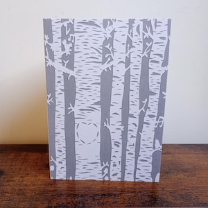Birke mit geschnitztem Herz - A6 Grußkarte - umweltfreundlicher Druck vom Originalpapierschnitt - niedliches Geschenk zum Hochzeitstag, Liebesgeschenk