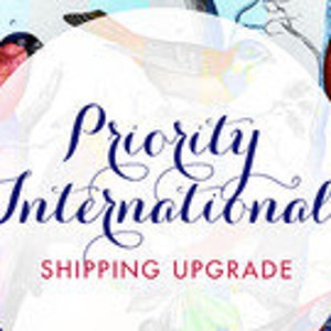 Puede incluir: Prioridad Internacional - Actualización de envío. Un círculo blanco con texto azul sobre un fondo de pájaros coloridos.