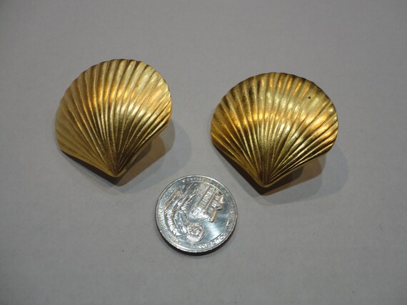 Gold Tone Clip On Seashell Earrings - image 6