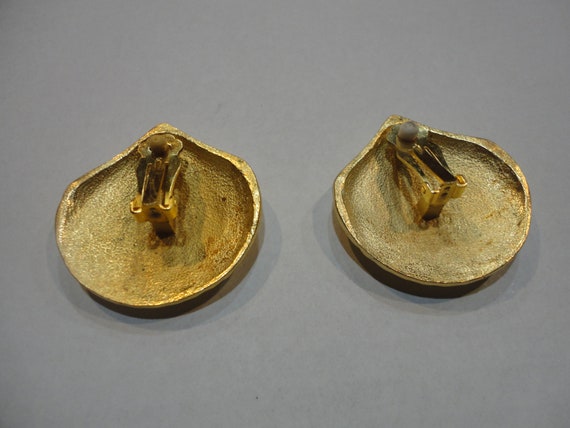 Gold Tone Clip On Seashell Earrings - image 3
