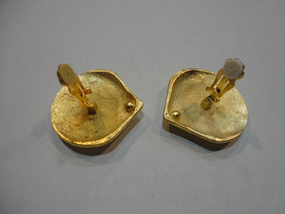 Gold Tone Clip On Seashell Earrings - image 4