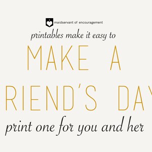 Pode incluir: Um design imprim&iacute;vel com texto dourado que diz "printables make it easy to MAKE A FRIEND'S DAY print one for you and her". O texto est&aacute; em um fundo branco.