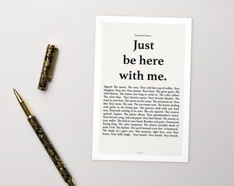 Pode incluir: Um cartaz imprimível preto e branco com o texto "Just be here with me". O texto está em uma fonte simples e moderna e está centralizado na página. O cartaz é um design minimalista e seria uma ótima adição a qualquer casa.