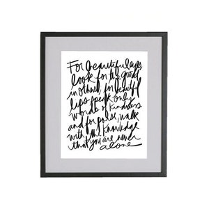Pode incluir: Impress&atilde;o tipogr&aacute;fica em preto e branco com o texto "Para olhos bonitos, procure o bem nos outros, para l&aacute;bios bonitos fale apenas palavras de gentileza e para o polimento, ande com o conhecimento de que voc&ecirc; nunca est&aacute; sozinho."
