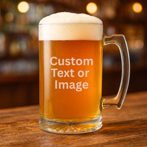 Gepersonaliseerde biermok met monogram – op maat gemaakte gegraveerde glazen mok uniek cadeau voor mannen, bruiloft, bruidsjonkers of vader | Oktoberfest-stenen