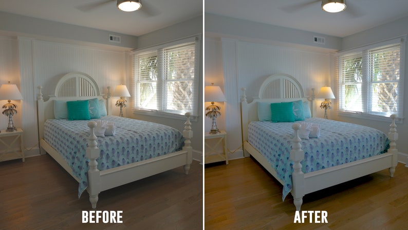Op de afbeelding: Een wit bedframe met een blauw-wit gestreepte deken en twee turquoise kussens. Het bed staat in een slaapkamer met witte muren en houten vloer. De kamer heeft twee ramen met witte jaloezie&euml;n en twee lampen met palmboomvoeten.