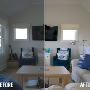 Op de afbeelding: Voor- en nafoto van een woonkamer met een bank, twee stoelen, een salontafel en een tv. De kamer is ingericht in een kuststijl met blauwe en witte accenten. De foto van ervoor is donkerder en de foto van erna is lichter.