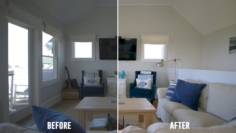 Op de afbeelding: Voor- en nafoto van een woonkamer met een bank, twee stoelen, een salontafel en een tv. De kamer is ingericht in een kuststijl met blauwe en witte accenten. De foto van ervoor is donkerder en de foto van erna is lichter.