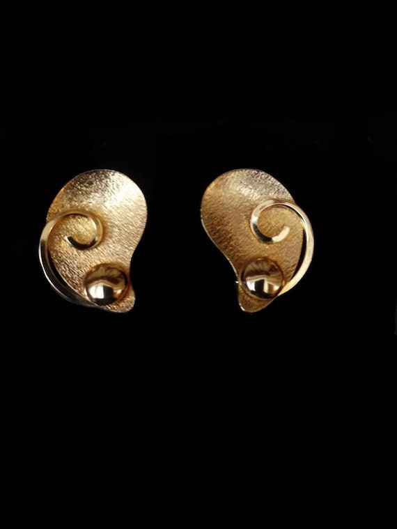 Vintage TARA Gold Tone Swirl Clip-on Earrings