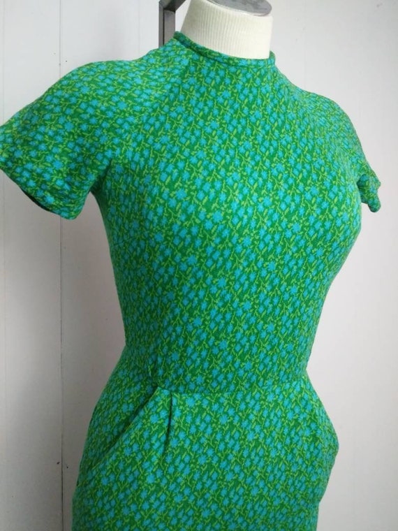 Vintage 1950s/60s Green Floral Print Wiggle Dress… - image 4