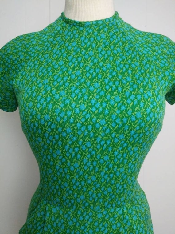 Vintage 1950s/60s Green Floral Print Wiggle Dress… - image 3