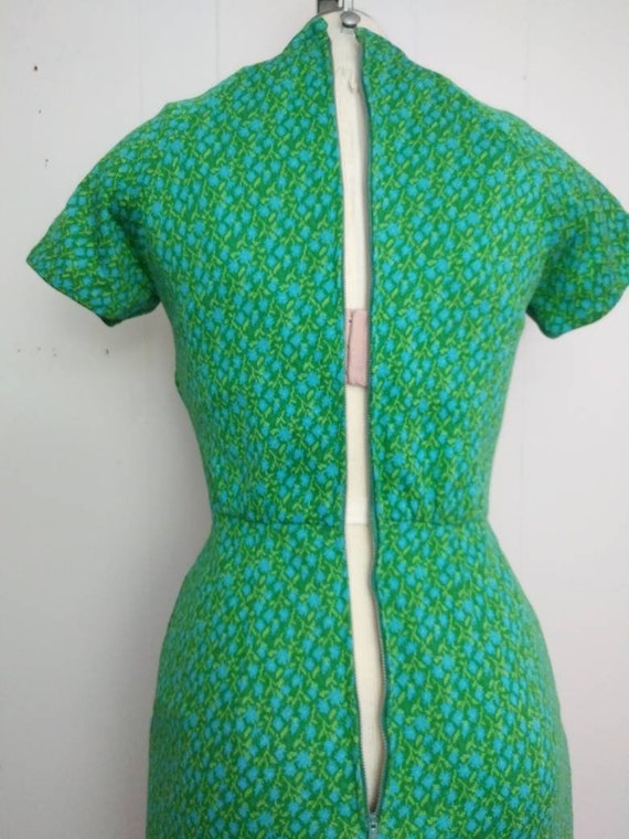 Vintage 1950s/60s Green Floral Print Wiggle Dress… - image 7