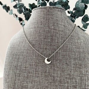 COLLIER LUNE en acier inoxydable sur une chaîne en acier inoxydable - la chaîne traverse la lune de 10 mm - collier minimaliste hypoallergénique qui ne ternit pas